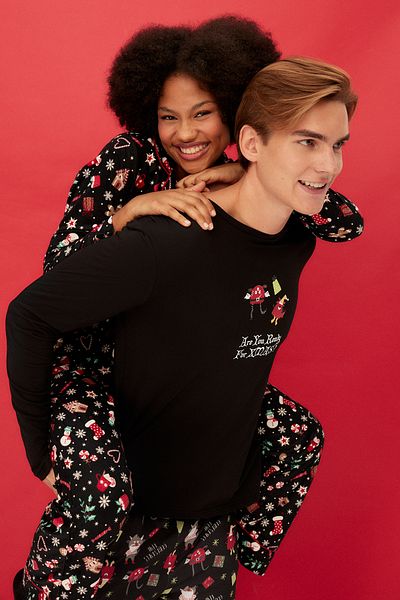 Trendyol Collection Sada pleteného pyžama Black Soft Feel s vánočním motivem Thmaw24Pt00051