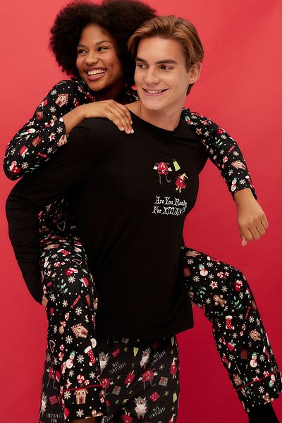 Trendyol Collection Sada pleteného pyžama Black Soft Feel s vánočním motivem Thmaw24Pt00051