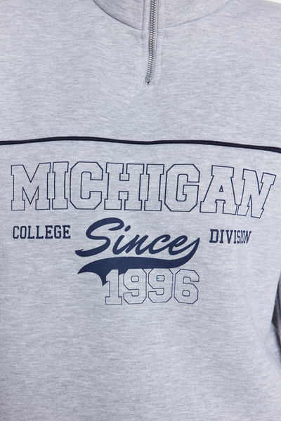 Trendyol Collection Šedá mikina se zipem s potiskem oversize tlustý fleece uvnitř pletená mikina TWOAW24SW00184