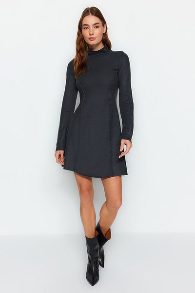 Trendyol Collection Antracitové šití podrobné pletené šaty s vysokým límcem Thessaloniki TWOAW24EL00619