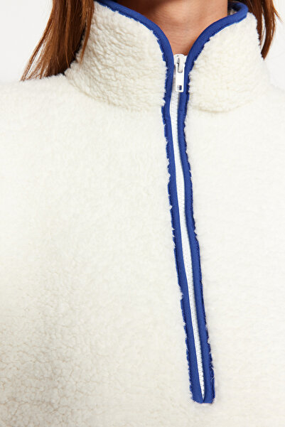 Trendyol Collection Weißes Plüsch-Strick-Sport-Sweatshirt THMAW23SW00021