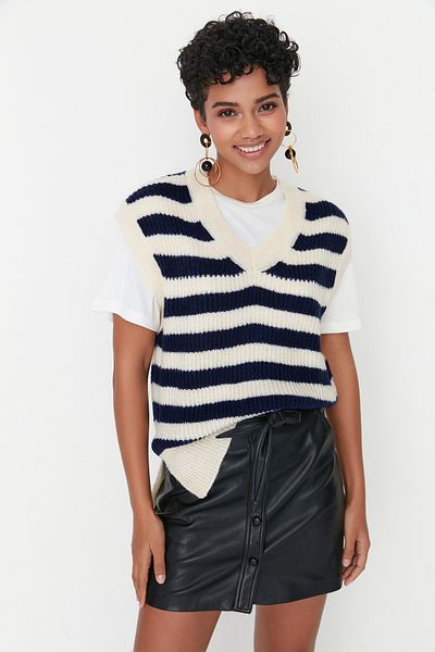 Trendyol Collection Ecrufarbener gestreifter Strickpullover mit V-Ausschnitt TWOAW23SV00068