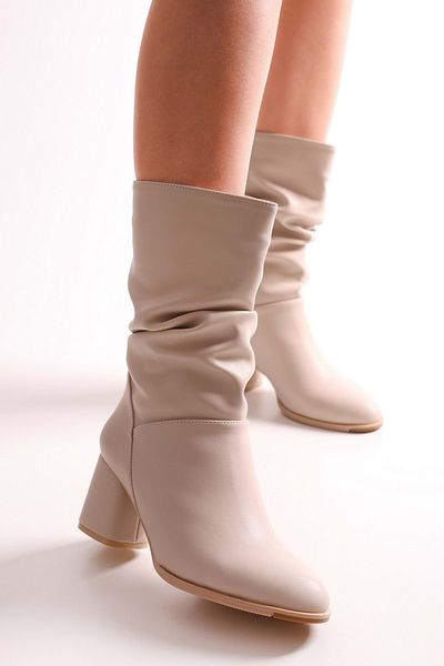 Shoeberry Damen-Stiefel Nollie Beige mit Zwickel und Absatz Beige Haut