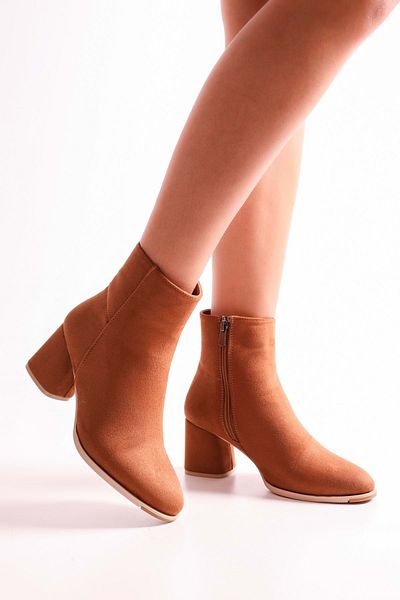 Shoeberry Damen-Stiefel Haylee aus hellbraunem Wildleder mit Absatz. Hellbraunes Wildleder