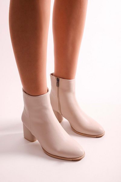 Shoeberry Haylee Beige Skin Damenstiefel mit Absatz Beige Skin