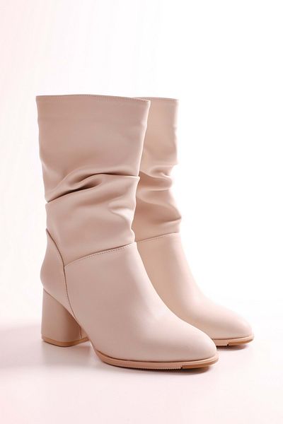 Shoeberry Damen-Stiefel Nollie Beige mit Zwickel und Absatz Beige Haut