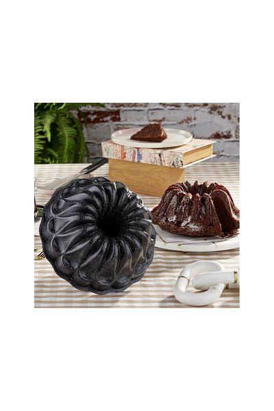 Taç Black Crown Magnolia Cast Cake