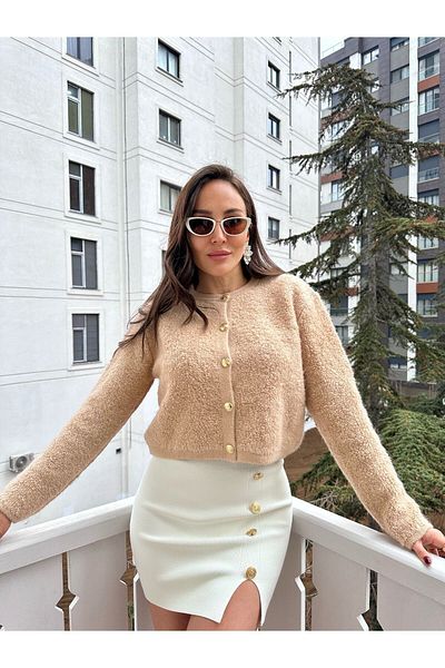 Bolesa Suadiye Cardigan cu nasturi de culoare bej auriu