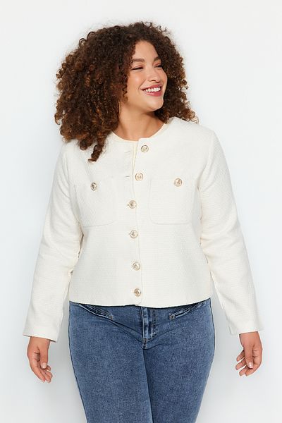Trendyol Curve Ecru-goldene Tweed-Jacke in Übergröße – Knopf und Tasche TBBAW24AG00009