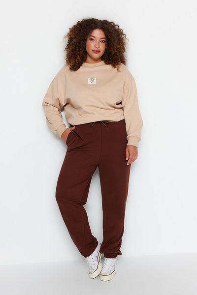 Trendyol Curve Braune gestrickte Jogginghose in Übergröße – elastisches Bein TBBSS22EA0065