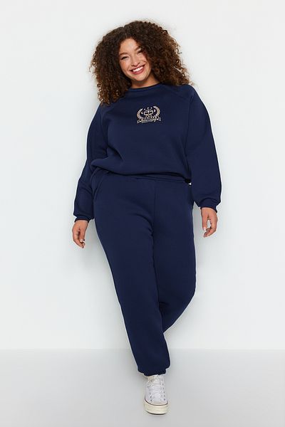 Trendyol Curve Marineblaue Fleece-Jogginghose in Übergröße – TBBAW24AJ00002