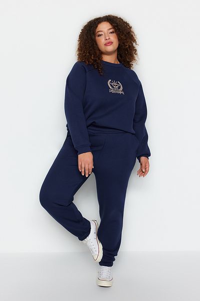 Trendyol Curve Marineblaue Fleece-Jogginghose in Übergröße – TBBAW24AJ00002