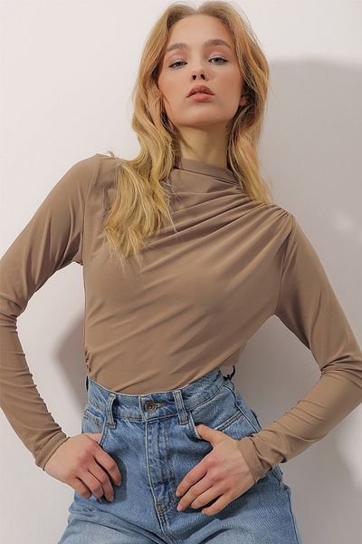 Trend Alaçatı Stili Γυναικεία μπλούζα Milk Brown με ψηλό γιακά ώμου Draped Sandy Crop ALC-X9554