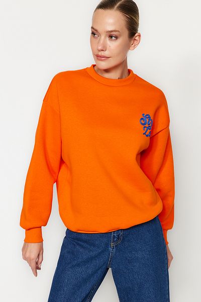 Kolekcia Trendyol Oranžová hrubá fleecová mikina vo vnútri Slogan vyšívaná štandardný/normálny strih pletená mikina TWOAW24SW00094