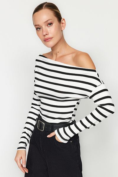 Trendyol Collection Schwarz-weiß gestreifte, hochwertige, dehnbare Strickbluse aus weichem Stoff mit U-Boot-Ausschnitt und tailliertem Schnitt TWOAW24BZ00227
