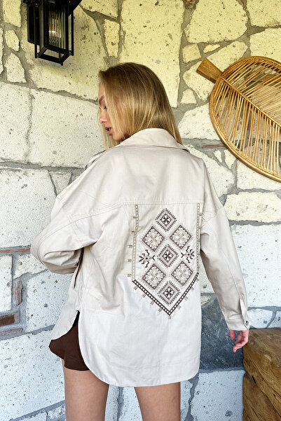 Trend Alaçatı Stili Women's Beige Double Pocket Oversize Gabardine Jacket with Embroidered Back and Snap Fastening on the Shoulders Alc-X11002