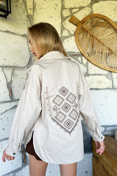 Trend Alaçatı Stili Women's Beige Double Pocket Oversize Gabardine Jacket with Embroidered Back and Snap Fastening on the Shoulders Alc-X11002