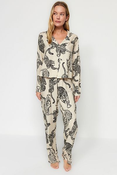 Trendyol Collection Cremefarbenes Pyjama-Set aus gewebter Viskose mit Tigermuster THMAW24PT00092