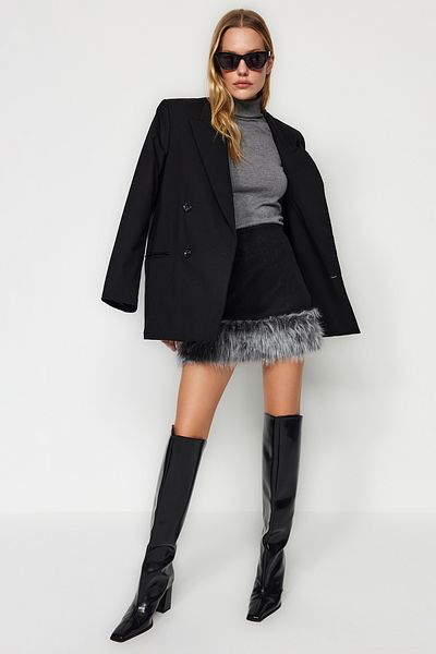 Trendyol Collection Ediție limitată - Fusta super mini neagră cu detaliu de pluș TWOAW23ET00300