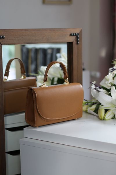 Moom Bag Γυναικεία τσάντα ώμου με οβάλ καραμέλα με λεπτομέρεια με λουράκι