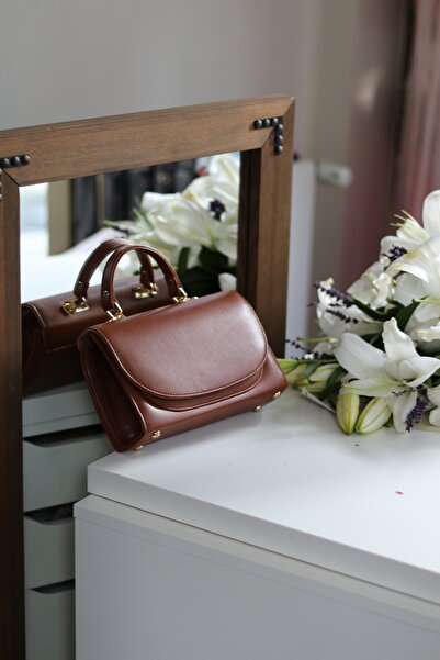 Moom Bag Women's Tan Oval Flap Detailed Strap Shoulder Bag