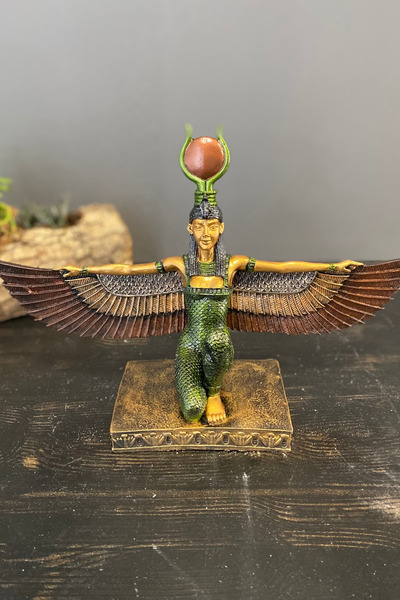 Tasarloxi Antik Mısır Tanrıçası Isis Dizleri Üstünde