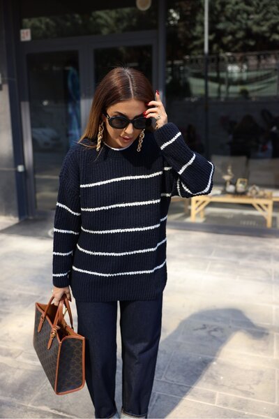 Laluvia Sötétkék vékony csíkos legénynyakú kötöttáru pulóver
