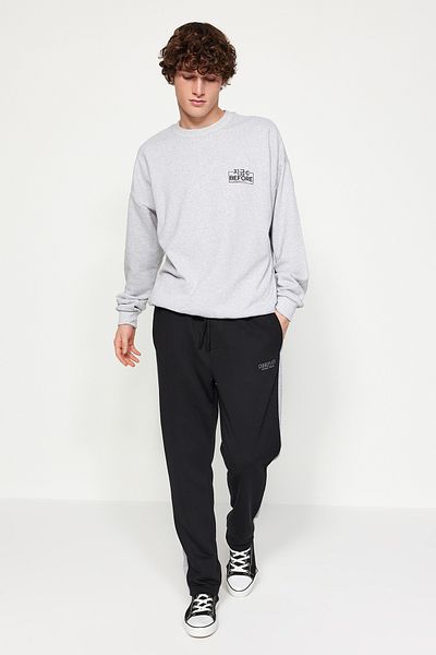Trendyol Collection Μαύρο κανονικό/κανονικό κομμένο έγχρωμο κέντημα με γράμματα ανοιχτό παντελόνι TMNAW24EA00018