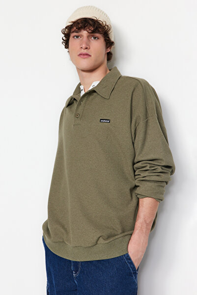 Trendyol Collection Hellkhakifarbenes Herren-Sweatshirt mit Polo-Ausschnitt aus strukturierter Baumwolle in Übergröße/Weit geschnitten mit Etikett TMNAW24SW00224