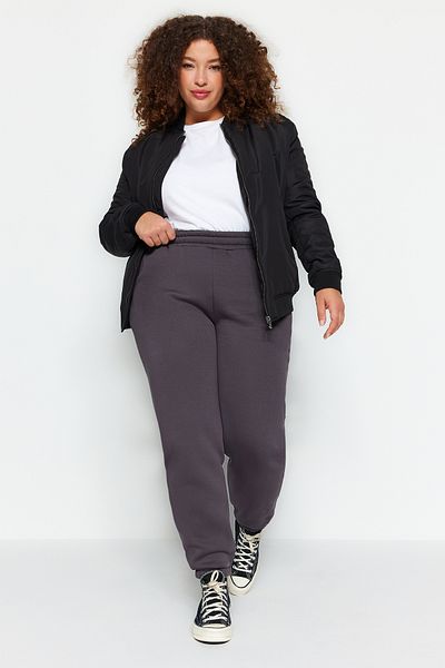 Trendyol Curve Anthrazitfarbene Jogginghose in Übergröße – dick mit Fleece-Innenseite TBBAW24AJ00002