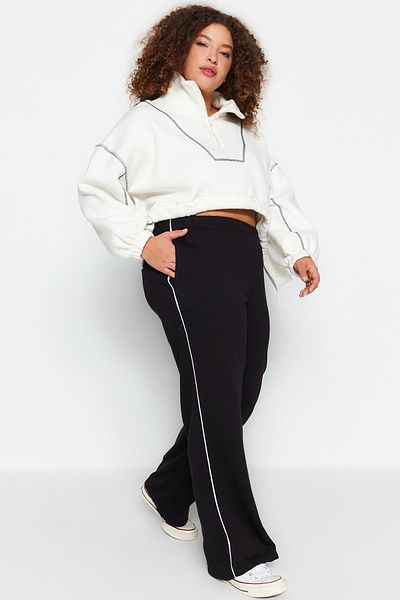 Trendyol Curve Schwarze, weit geschnittene, dicke, gestrickte Jogginghose in Übergröße TBBAW24AJ00004
