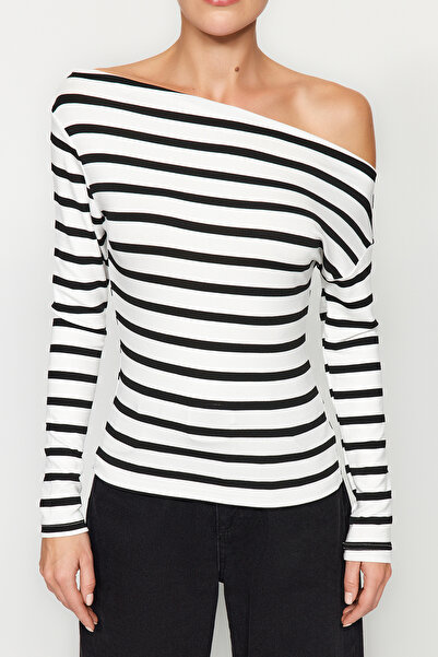 Trendyol Collection Černobílá pruhovaná prémiová měkká tkanina přiléhavá k člunovému krku Pružná pletená halenka TWOAW24BZ00227