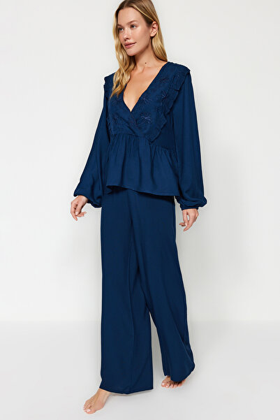 Trendyol Collection Sötétkék hímzés, részletes viszkóz szőtt pizsama szett THMAW22PT0293