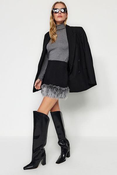 Trendyol Collection Ediție limitată - Fusta super mini neagră cu detaliu de pluș TWOAW23ET00300