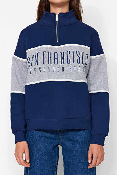 Trendyol Collection Námořnická základní mikina s potištěným tlustým fleecem uvnitř TWOAW23SW00117