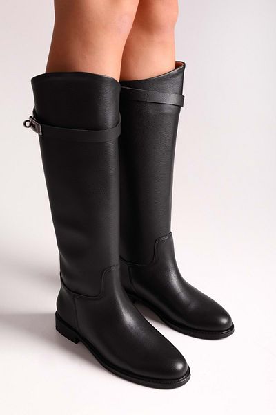 Shoeberry Damen-Reitstiefel Larissa aus schwarzem Leder mit Schnallen. Schwarzes Leder