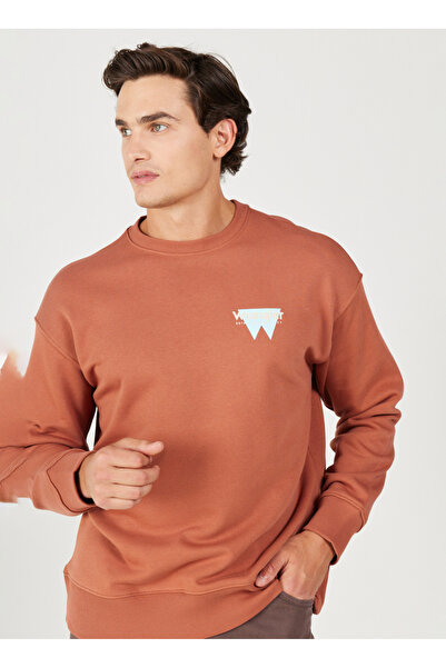 WRANGLER Ανδρικό φούτερ με λαιμόκοψη σε καφέ χρώμα W232243219 oversized Φούτερ