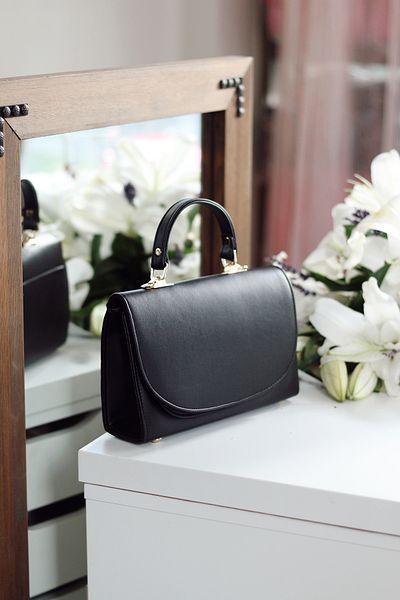 Moom Bag Γυναικείο μαύρο οβάλ κάλυμμα με λεπτομερή λουράκι ώμου