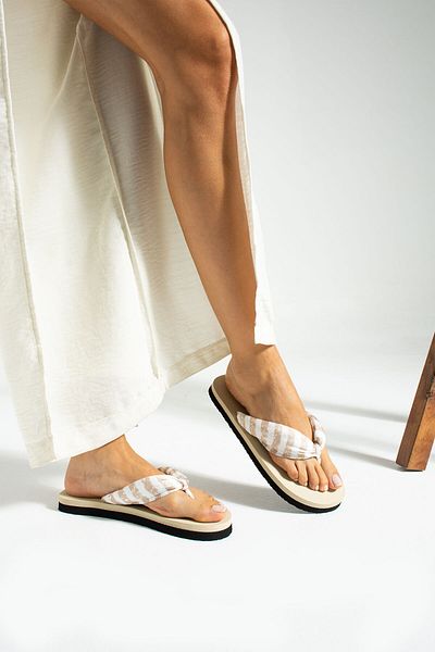 Bermody Παντόφλες παραλίας Bella Cream Chiffon Puff Fabric Flip Flops που δεν πονάνε