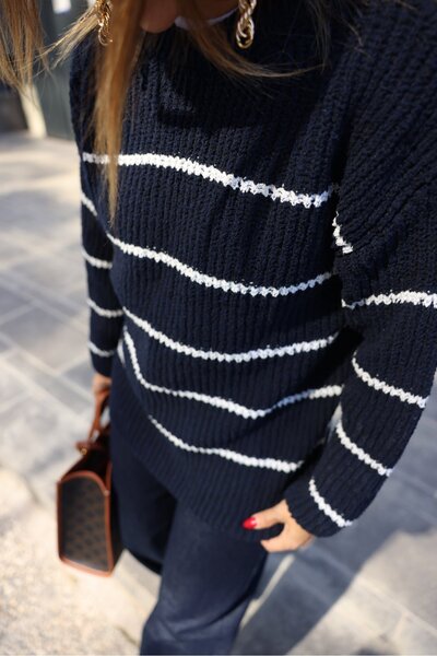Laluvia Sötétkék vékony csíkos legénynyakú kötöttáru pulóver