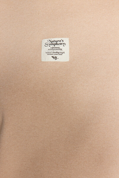 Trendyol Curve Bézs hímzéssel részletes, vastag kötött pulóver TBBAW24AO00027