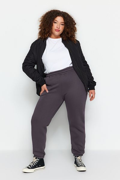 Trendyol Curve Anthrazitfarbene Jogginghose in Übergröße – dick mit Fleece-Innenseite TBBAW24AJ00002