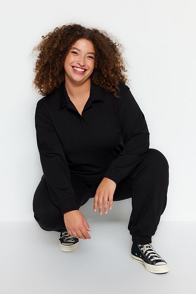 Trendyol Curve Schwarzes, schmal gestricktes Trainingsanzug-Set mit Polokragen in Übergröße – elastisches Bein TBBAW24TS00001
