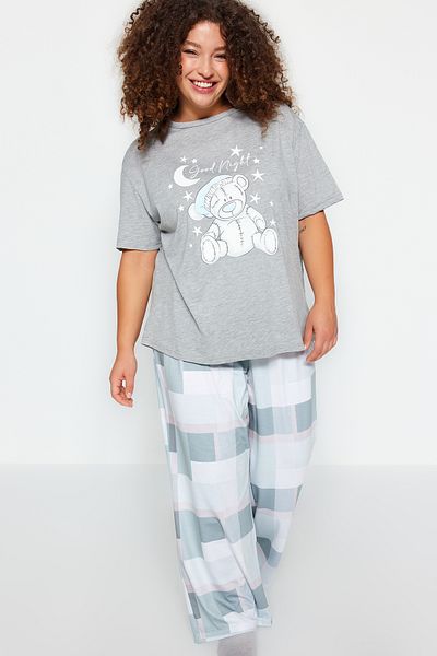 Trendyol Curve Grau bedrucktes kariertes Strickpyjama-Set TBBAW24AI00020