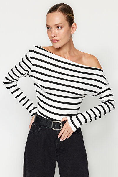 Trendyol Collection Černobílá pruhovaná prémiová měkká tkanina přiléhavá k člunovému krku Pružná pletená halenka TWOAW24BZ00227