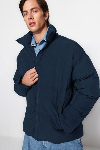 Trendyol Collection Unisex bunda s námořnickou modrou Oversize Puffer Jacket - Stojanový límec, vodě a větru odolná Tmnaw24Mo00003