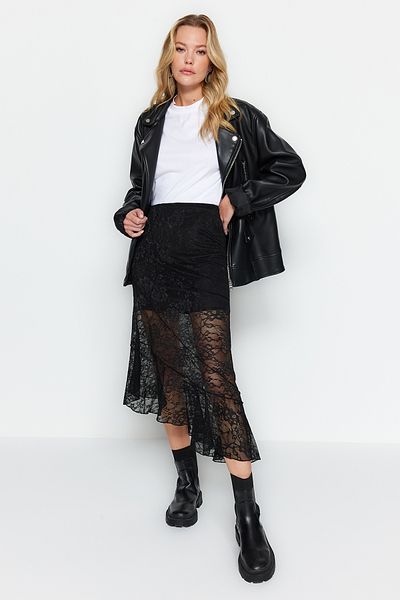 Trendyol Collection Schwarzer asymmetrischer Midirock aus gefütterter Spitze mit Strickmuster TWOAW24ET00331