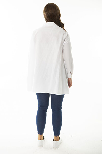 Şans Női nagyméretű fehér ing fém gombokkal az elején, hosszú oldalsó hasítékokkal a hátán 65N36792