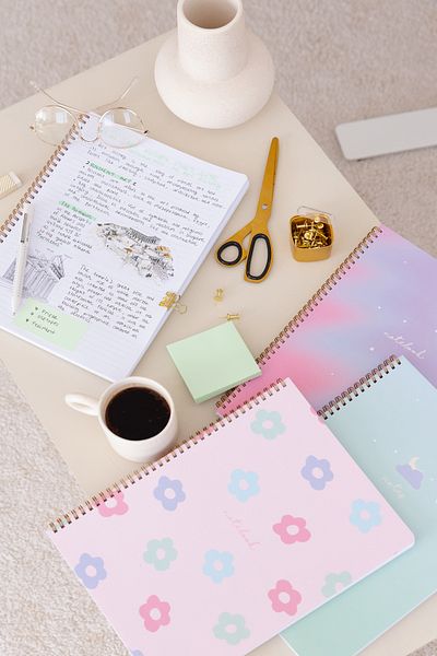 Matt Notebook دفتر مدرسي حلزوني مقاس A4 مكون من 80 ورقة، مجموعة من 4 - مسطر