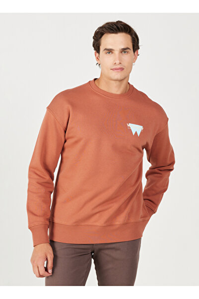 WRANGLER Ανδρικό φούτερ με λαιμόκοψη σε καφέ χρώμα W232243219 oversized Φούτερ